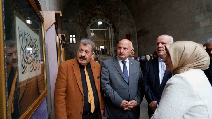 &Ccedil;ifte Minareli Medrese&rsquo;de "Asar-ı Celile H&uuml;sn-i Hat ve Ebru Sergisi" a&ccedil;ıldı
