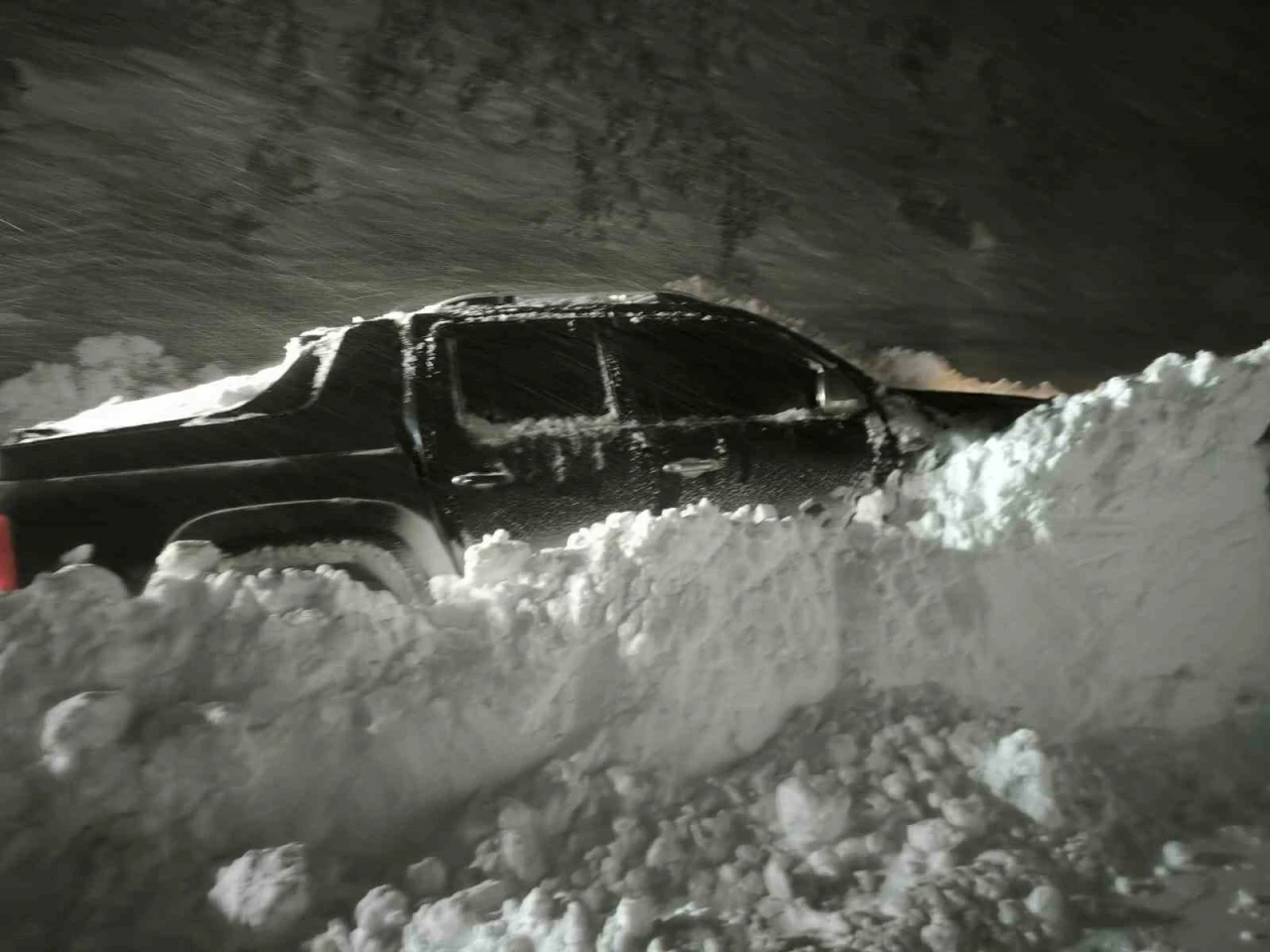 &Ccedil;ığ altında kalan araca 2 saatlik operasyon: Mahsur kalan vatandaşlar kurtarıldı
