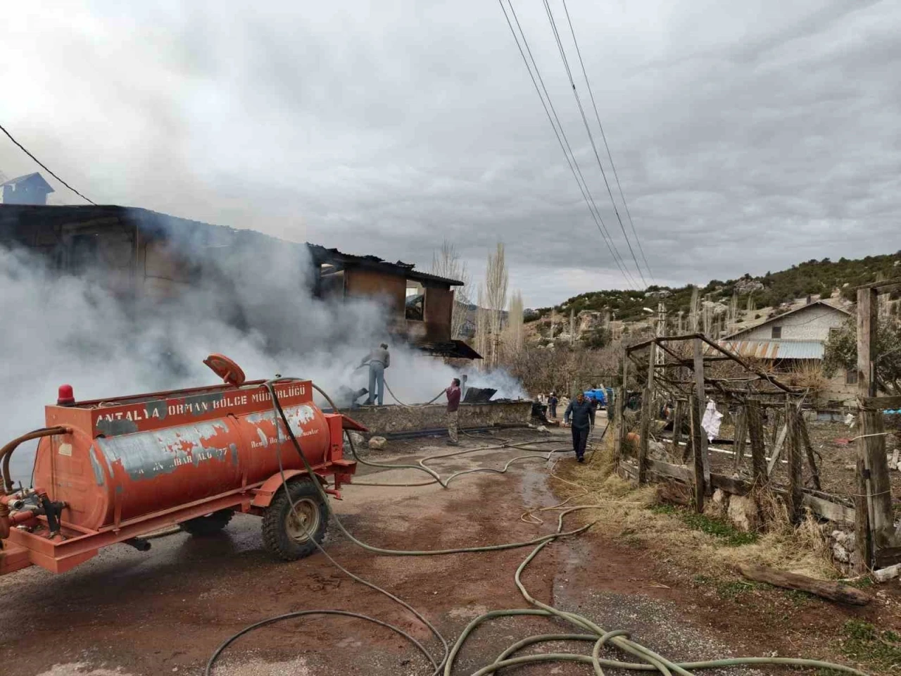 &Ccedil;ıkan yangında ev k&uuml;le d&ouml;nd&uuml;, 1 kişi dumandan etkilendi, 3 hayvan telef oldu
