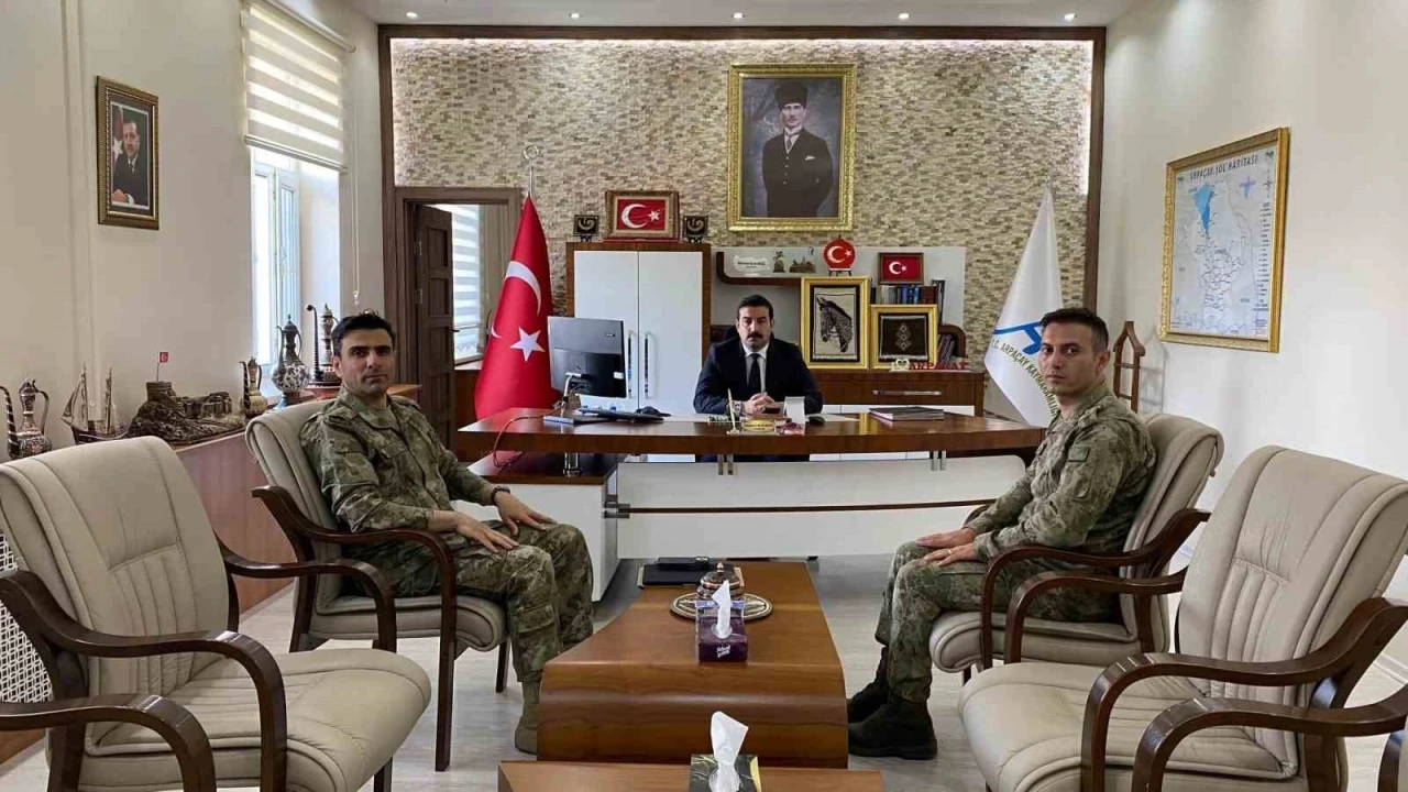 &Ccedil;ıldır 2. Hudut Tabur Komutanı G&uuml;nfer&rsquo;den Kaymakam Akk&ouml;z&rsquo;e ziyaret
