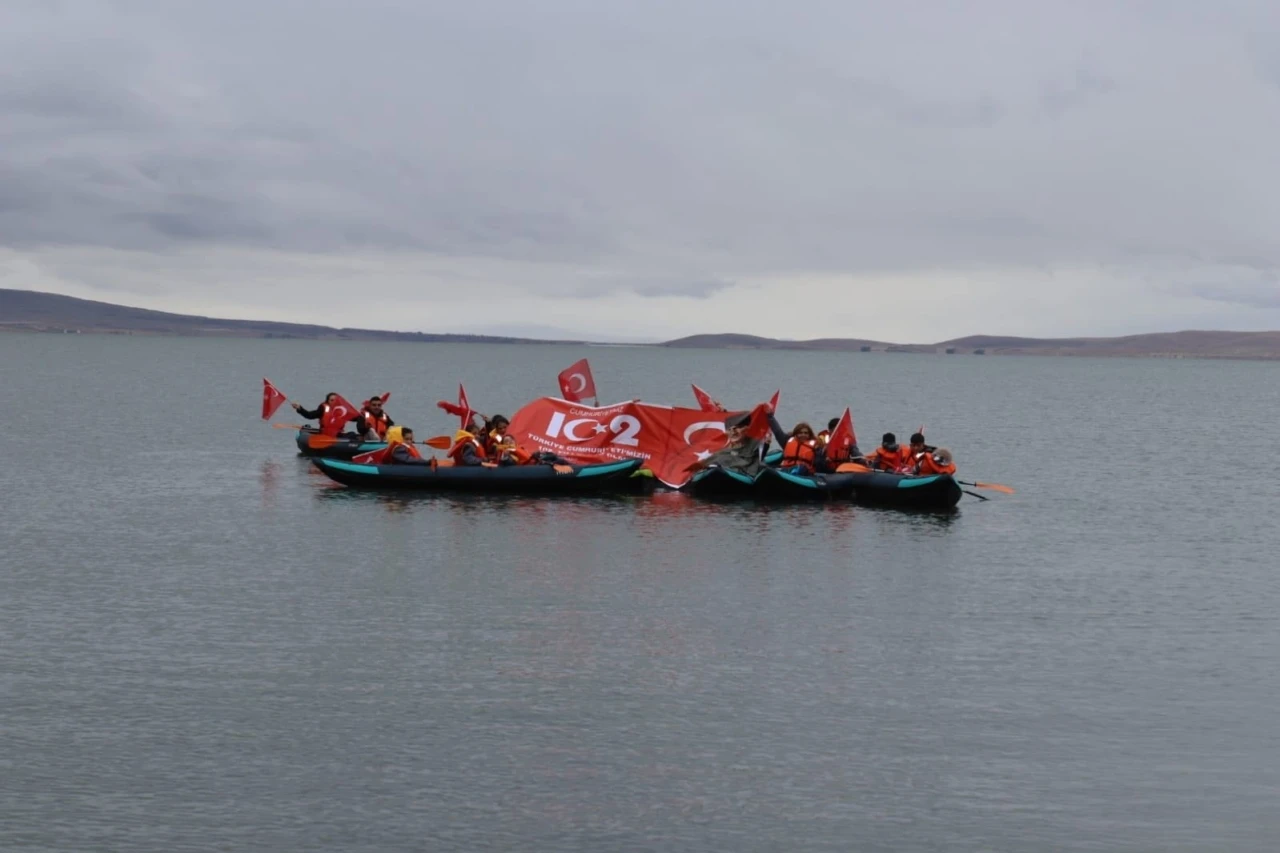 Çıldır’da Cumhuriyet kano gösterisiyle kutlandı

