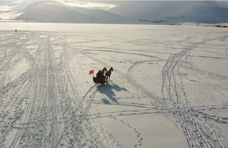 &Ccedil;ıldır G&ouml;l&uuml;&rsquo;nde atlı kızak heyecanı başladı
