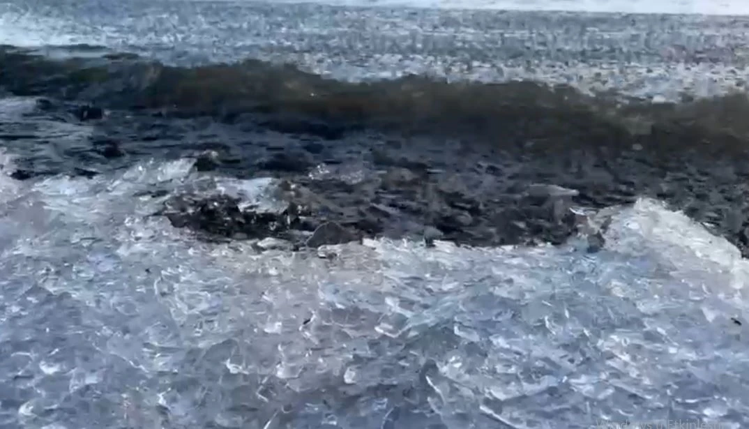 &Ccedil;ıldır G&ouml;l&uuml;&rsquo;nde buz k&uuml;tleleri sahile vurdu
