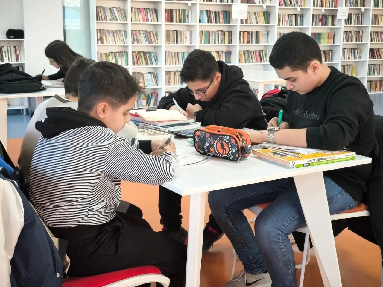 &Ccedil;ilesiz K&uuml;t&uuml;phanesi gen&ccedil;lerin buluşma noktası oldu
