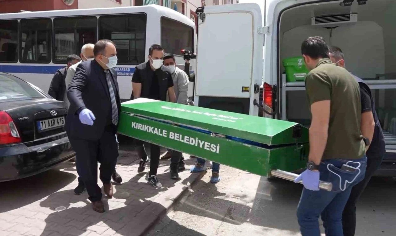 Çilingirle girdiği evde korkunç manzarayla karşılaştı: Derin dondurucularda bulunan poşetlerden erkek cesedi çıktı
