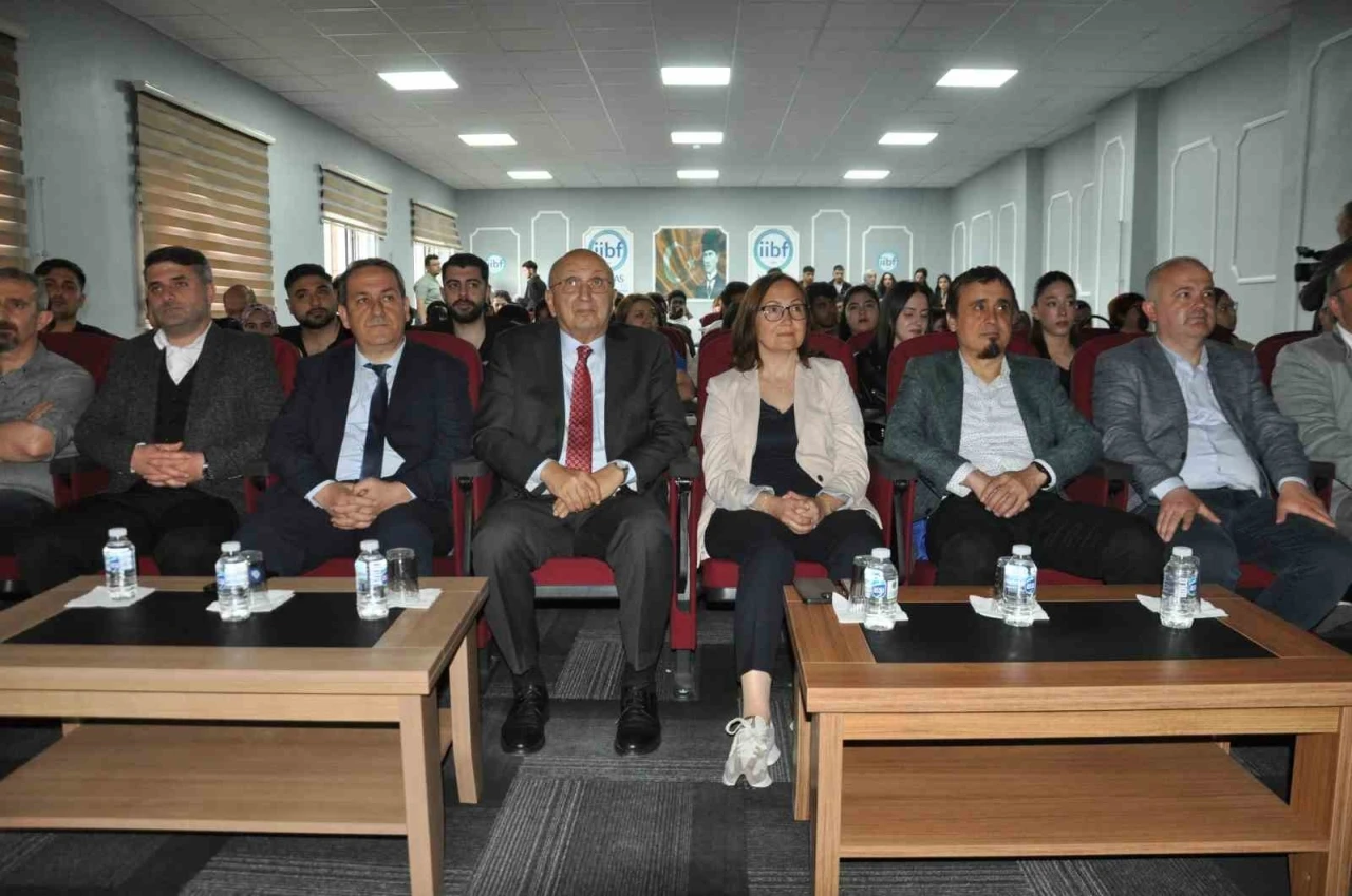 Çimentaş Yönetim Kurulu Başkanı Taha Aksoy deneyimlerini öğrencilerle paylaştı
