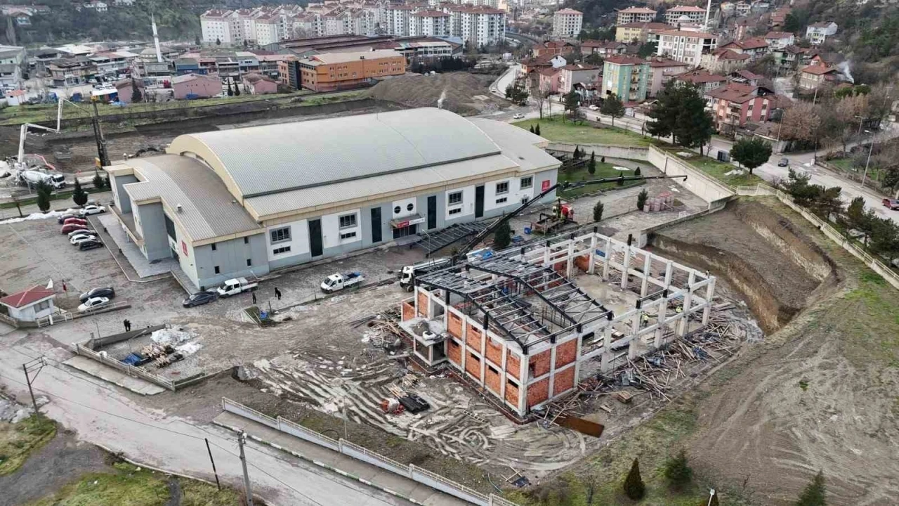 Cimnastik salonu inşaatı t&uuml;m hızıyla s&uuml;r&uuml;yor
