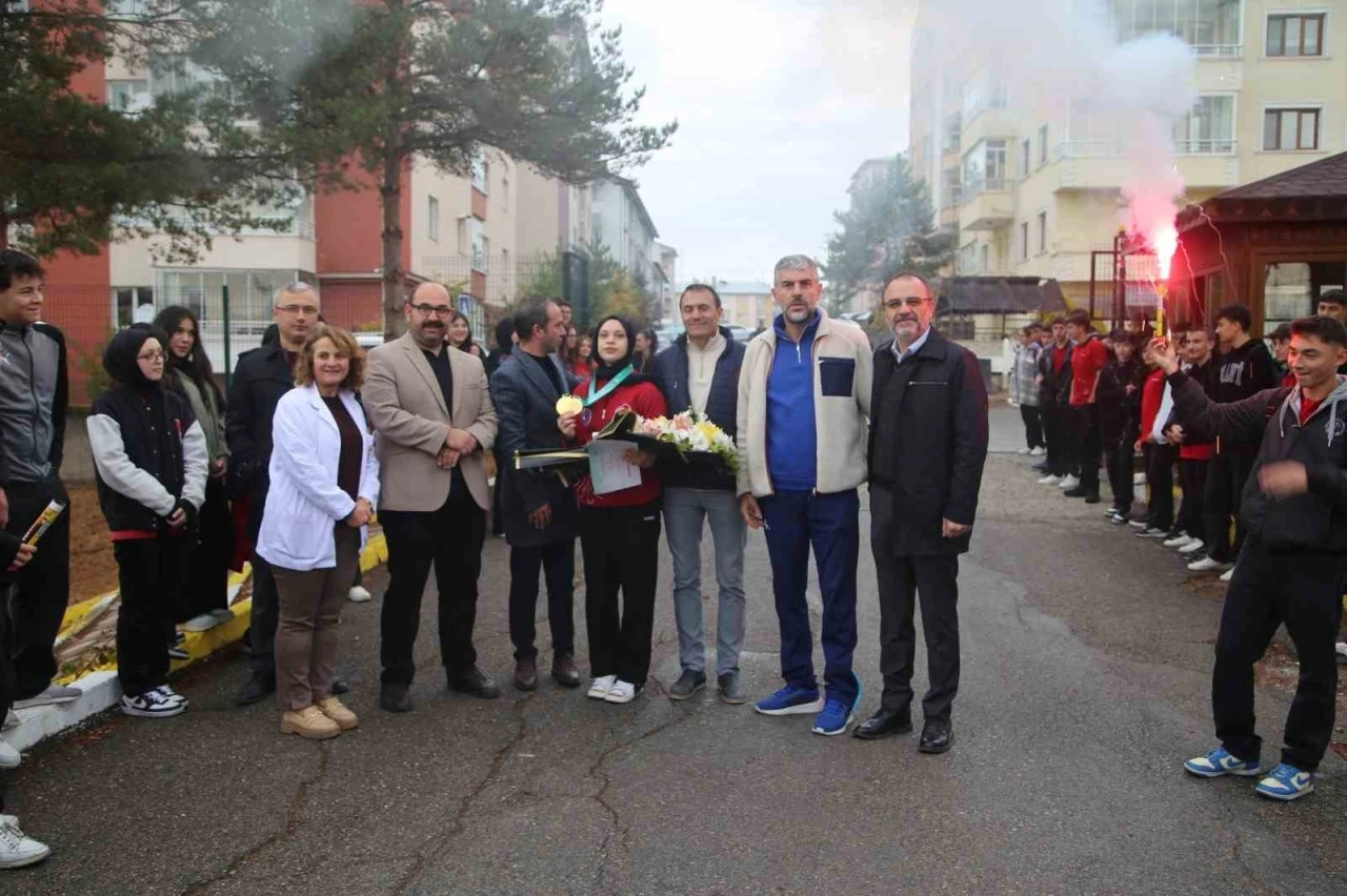 Çin’den altın madalyayla dönen Afra Kılınç’a meşaleli karşılama
