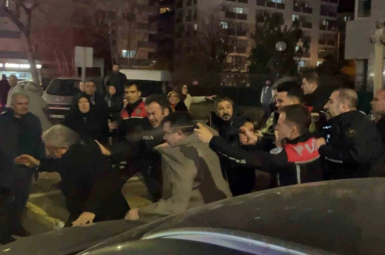 Cinayet davası sonrası adliye &ouml;n&uuml; karıştı, polis m&uuml;dahale etti: 4 yaralı, 12 g&ouml;zaltı
