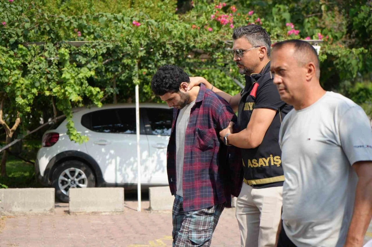 Cinayet davasında ilk kez hakim karşısına &ccedil;ıkan sanık: "Masanın &uuml;zerindeki bardağı alıp başına vurdum"
