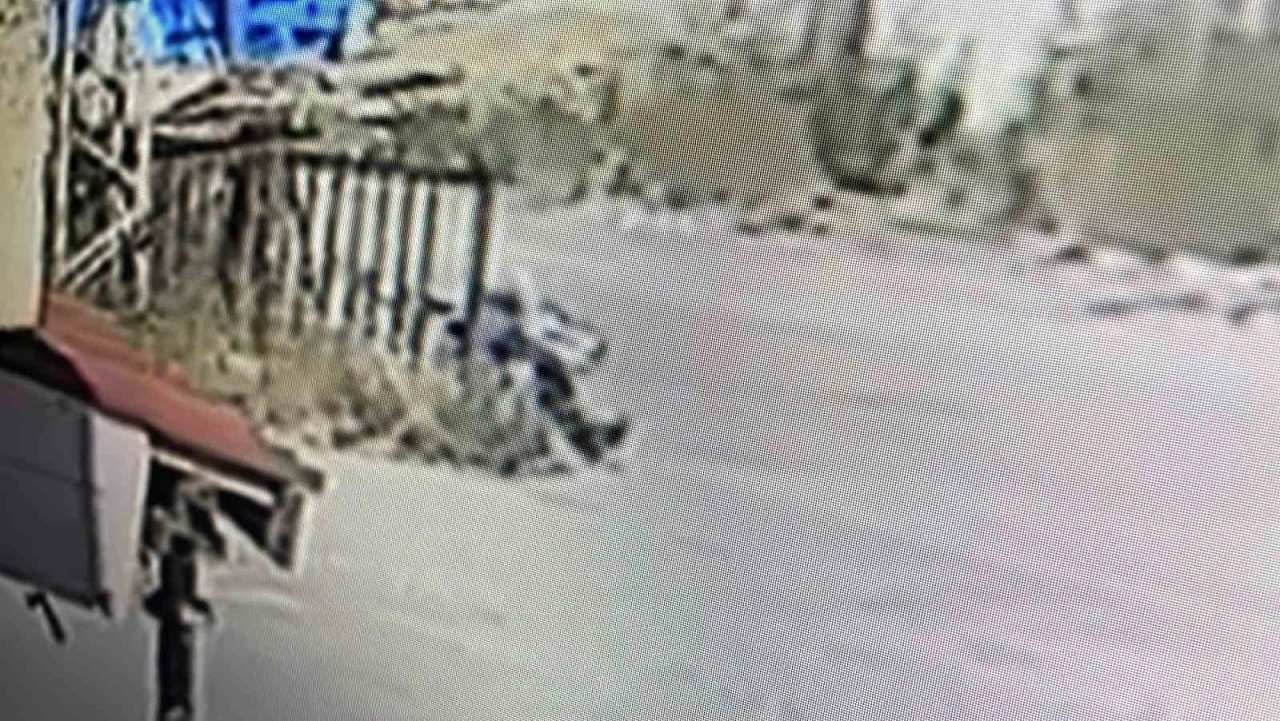 Cinnet getiren inşaat iş&ccedil;isi baltayla 3 kişiyi yaraladı
