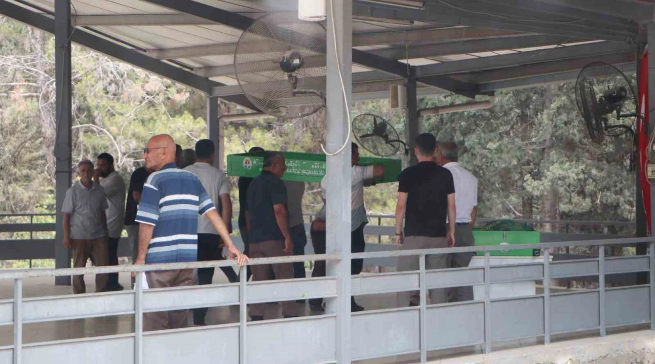 Cinnetin bıraktığı acı: Anne ve kızı yan yana, baba ayrı noktaya defnedildi
