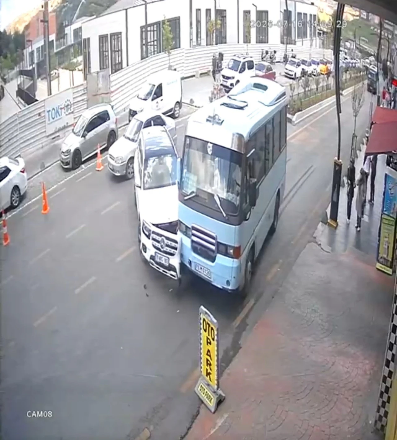 Cip ile yolcu minib&uuml;s&uuml;n&uuml;n &ccedil;arpıştığı anlar kamerada
