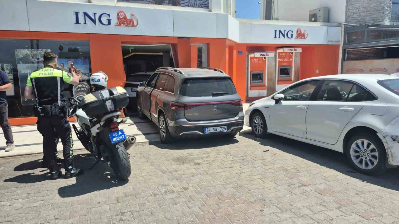 Cipin çarptığı otomobil bankaya girdi
