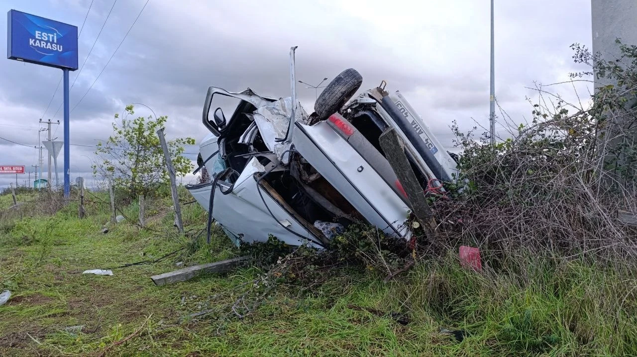 Ciple çarpışan otomobil hurdaya döndü: 1’i ağır 2 yaralı

