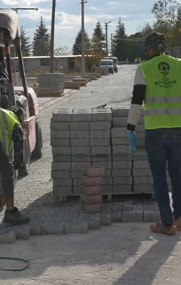 Çivril Belediyesi uzun yıllardır yapılmayan Kızılcasöğüt Mahallesi üst yapı çalışmalarına başladı
