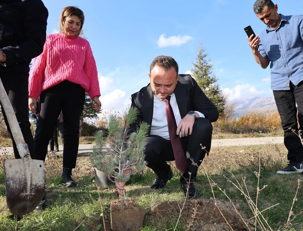 &Ccedil;ivril&rsquo;de &ouml;ğretmenler anısına fidan dikimi yapıldı
