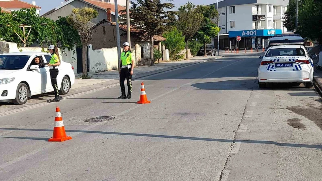 Çivril’in trafik güvenliği kadın trafikçilere emanet
