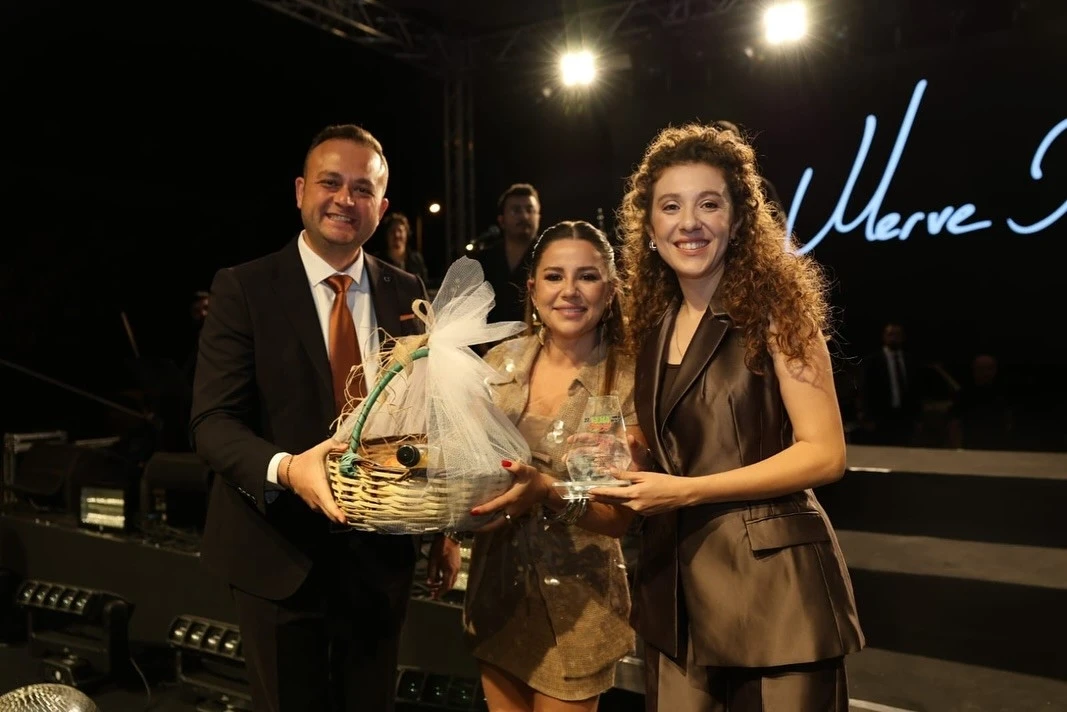 Çivril Uluslararası Elma Festivalinde Merve Özbey rüzgarı esti
