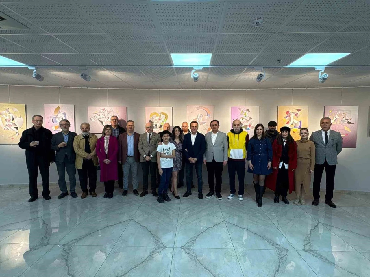 &Ccedil;izgiyle anlatılan &lsquo;kadın&rsquo; teması sanatseverlerle buluştu
