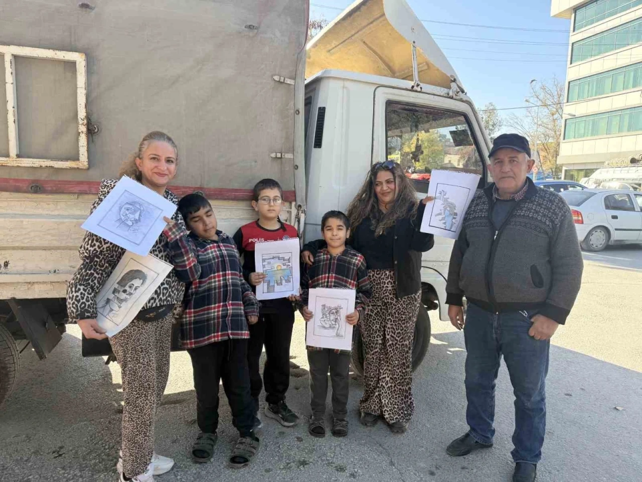 &Ccedil;izimlerini g&ouml;ren ressam sanıyor: Nakliyat&ccedil;ının resimleri ressamların &ccedil;izimlerini aratmıyor
