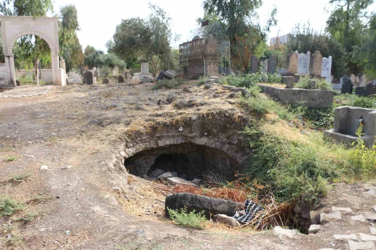 Cizre&rsquo;de definecilerin hedefindeki tarihi medreseye restorasyon talebi
