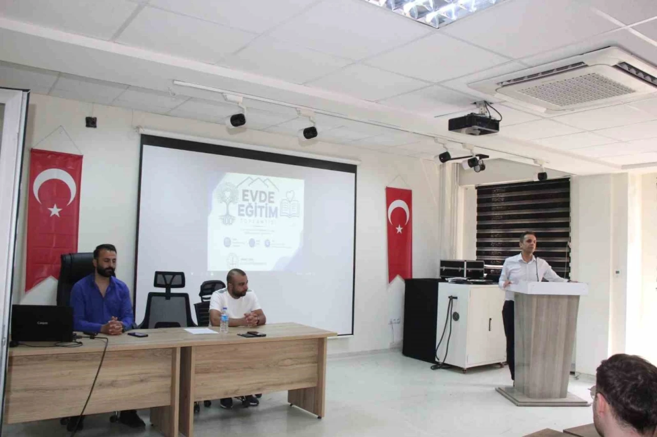 Cizre&rsquo;de evde eğitim veren fedakar &ouml;ğretmenler unutulmadı

