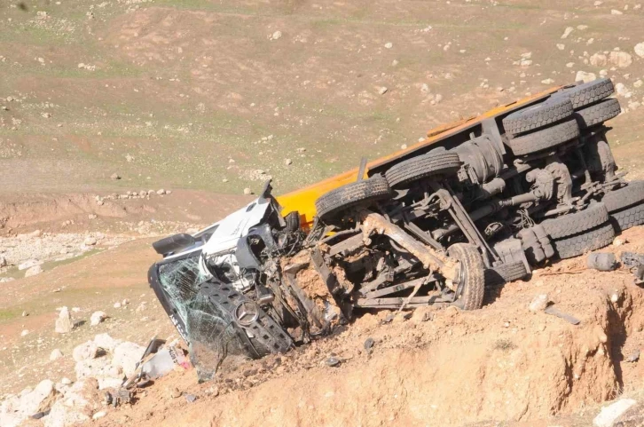 Cizre’de freni boşan kömür yüklü kamyon şarampole devrildi: 1 yaralı