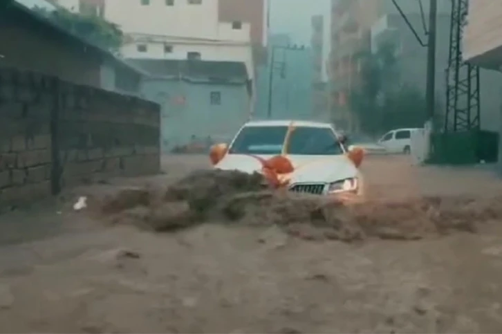 Cizre’de gelin arabası sel sularının ortasında kaldı
