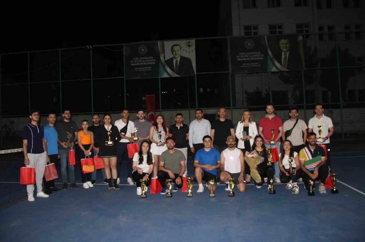 Cizre’de ilk geleneksel kort tenis heyecanı yaşandı
