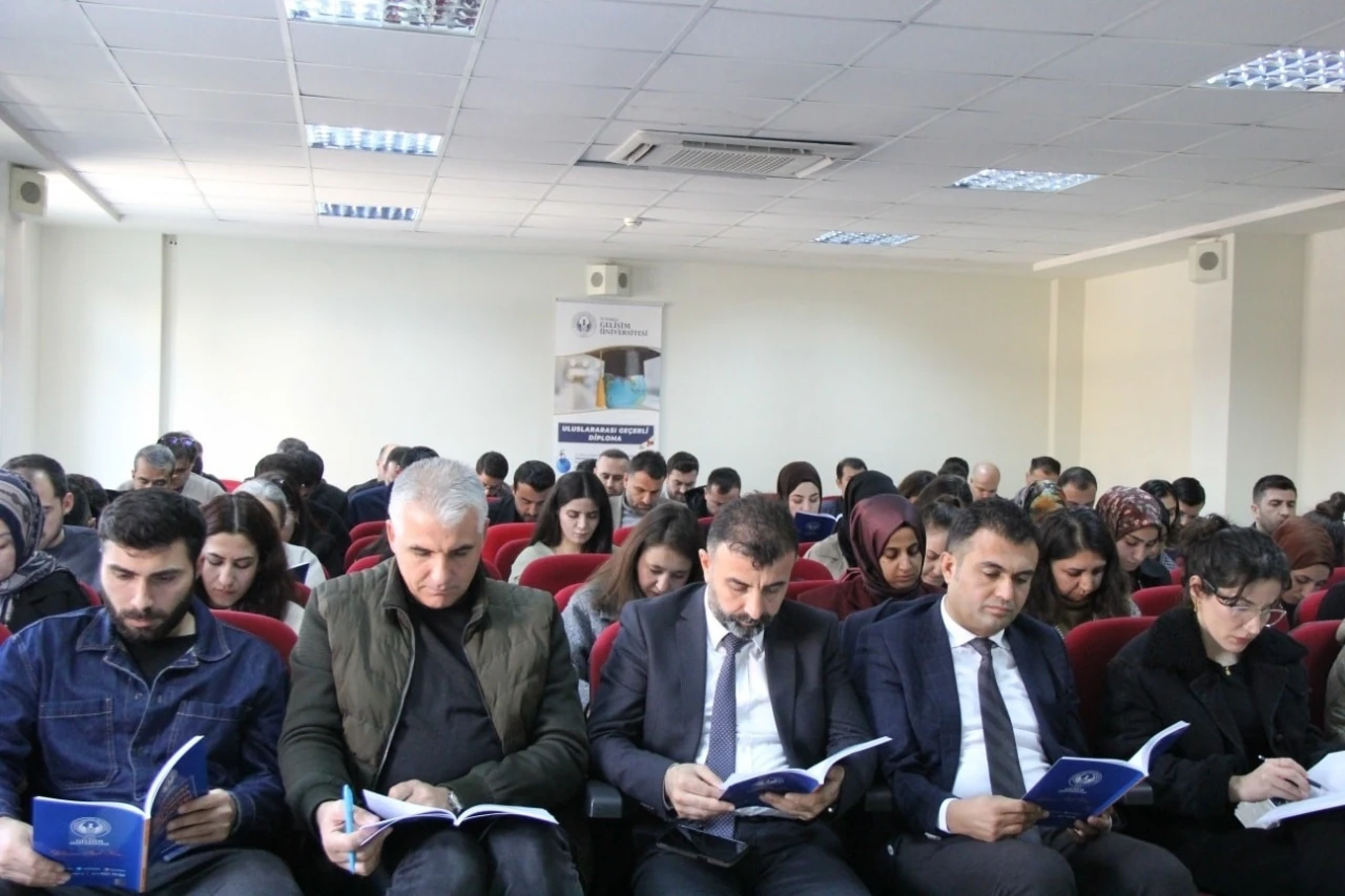 Cizre&rsquo;de &ouml;ğretmenlere "anlayarak hızlı okuma" eğitimi
