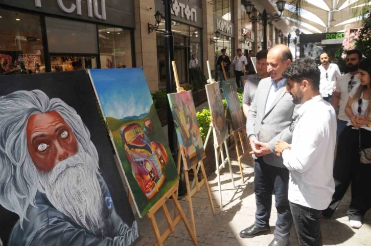 Cizre’de öğretmenlerin karma resim sergisine ilgi
