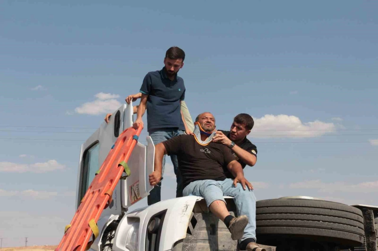 Cizre&rsquo;de virajı alamayan tır devrildi: 1 yaralı

