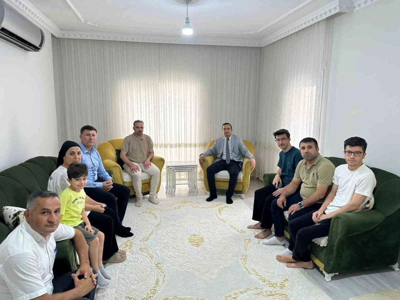 Cizre Kaymakamı Baycar, YKS’de il birincisi olan öğrencileri evlerinde ziyaret etti
