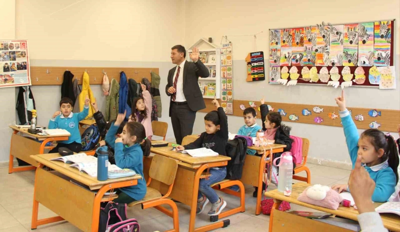 Cizre Milli Eğitim M&uuml;d&uuml;r&uuml; okullarda incelemelerde bulundu
