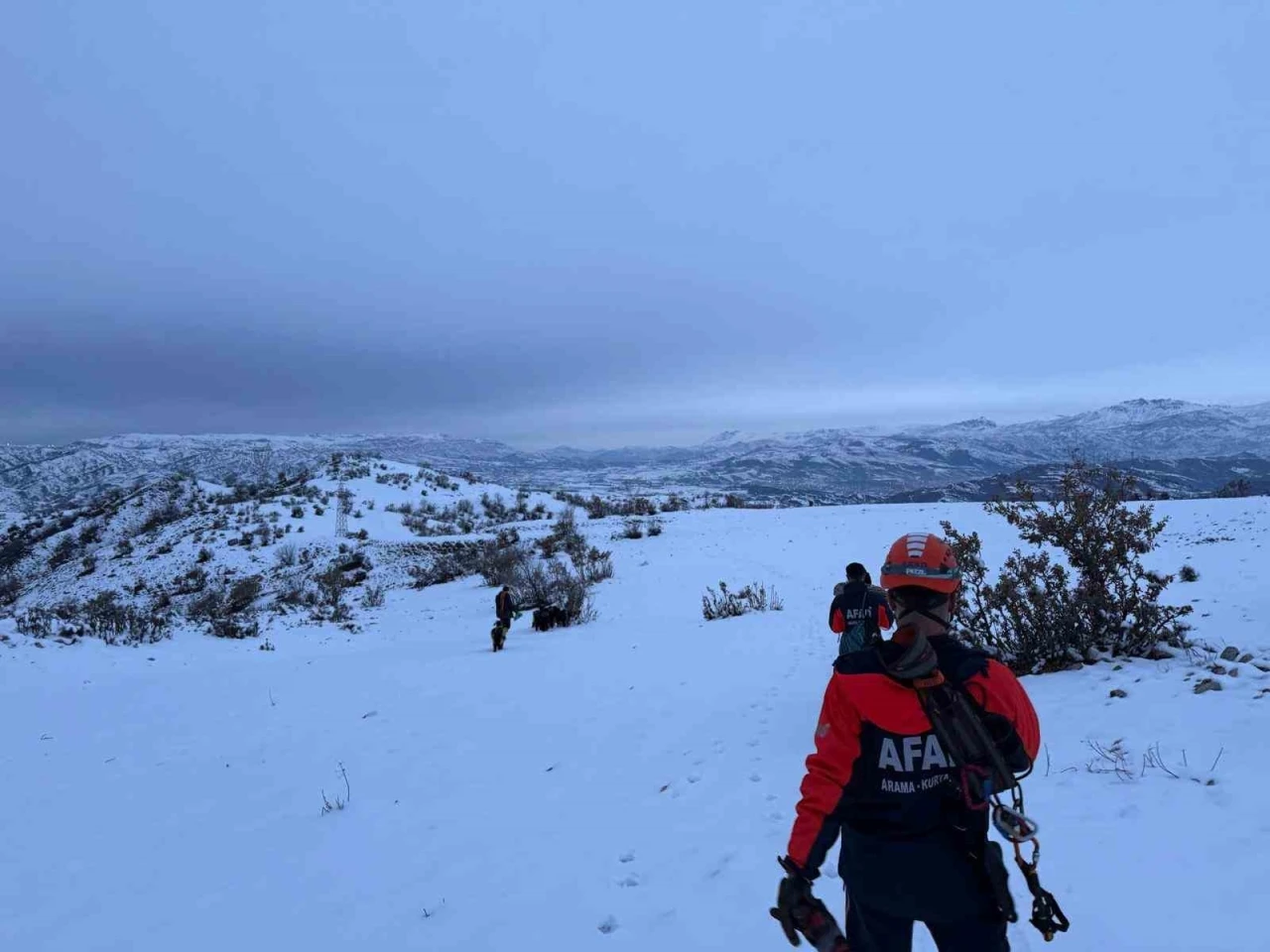 &Ccedil;oban ve 9 ke&ccedil;isi, 3 g&uuml;nd&uuml;r mahsur kaldığı yerden kurtarıldı
