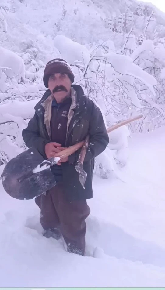 &Ccedil;obanın yardım &ccedil;ağrısına valilik anında karşılık verdi: Karlı yollar aşılarak hayvanlara yem ulaştırıldı
