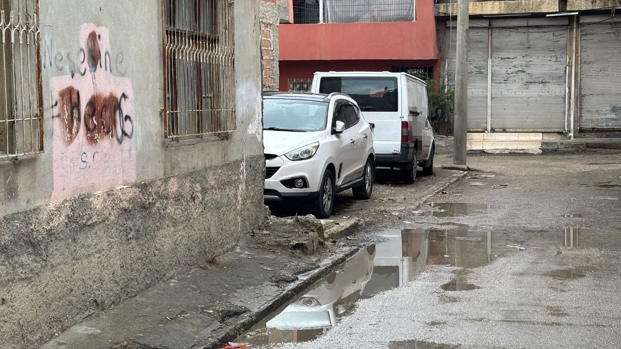 Çocuğun kafasını önce arabaya vurdu sonra çocuğu yere fırlattı
