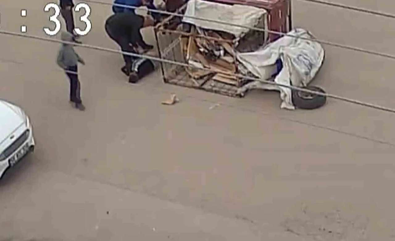 &Ccedil;ocuğun kullandığı elektrikli motosiklet yola devrildi, o anlar kamerada
