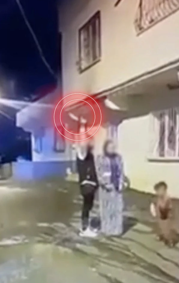 &Ccedil;ocuğun yanında silahla havaya ateş eden şahıs yakalandı
