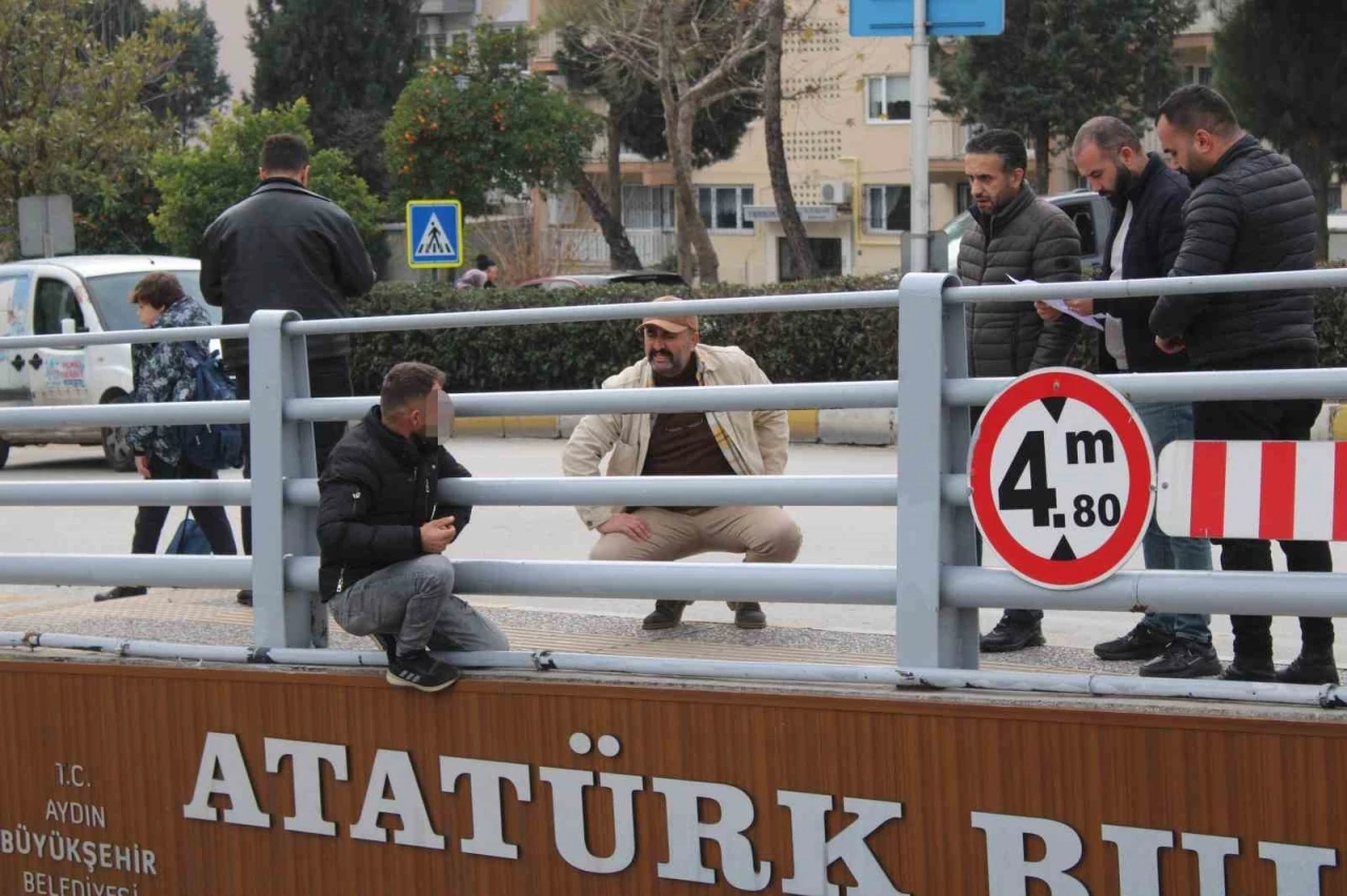 &Ccedil;ocuğunu g&ouml;rmek i&ccedil;in alt ge&ccedil;idin &uuml;st&uuml;ne &ccedil;ıkan şahıs ikna edildi
