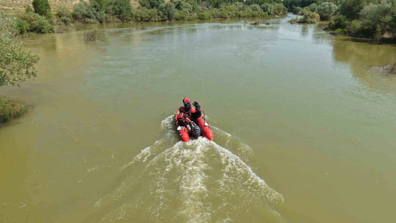 &Ccedil;ocuğunu kurtarmak i&ccedil;in suya giren babayı arama &ccedil;alışmaları devam ediyor
