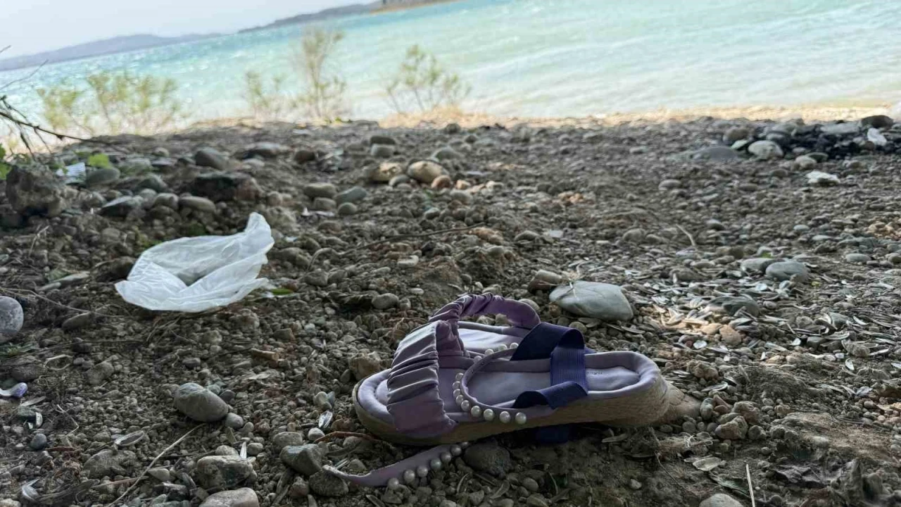 &Ccedil;ocuğunun terliğini almak i&ccedil;in suya girdi, boğulup hayatını kaybetti
