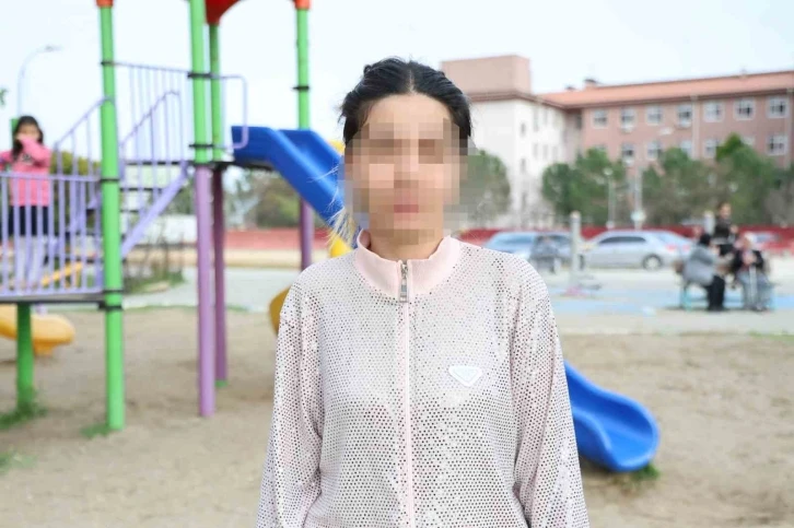 Çocuğuyla parkta ilgilenirken düğünde takılan 420 gram altını çalındı
