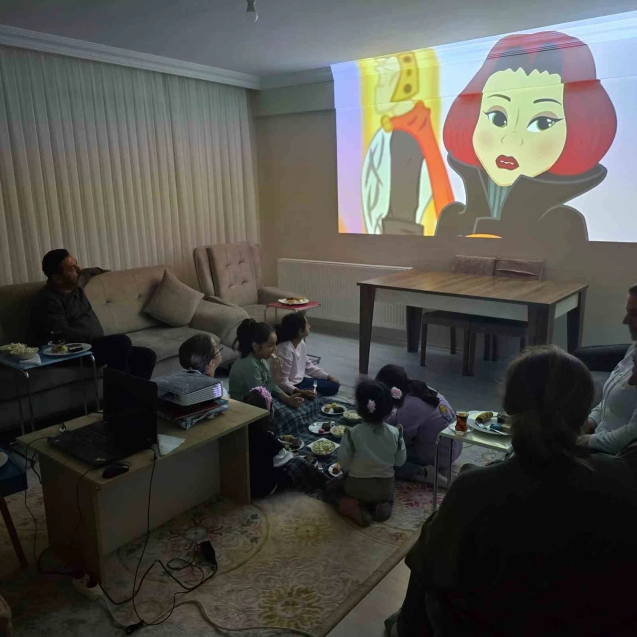 &Ccedil;ocuk evlerinde kalan &ccedil;ocuklara &ccedil;izgi film s&uuml;rprizi
