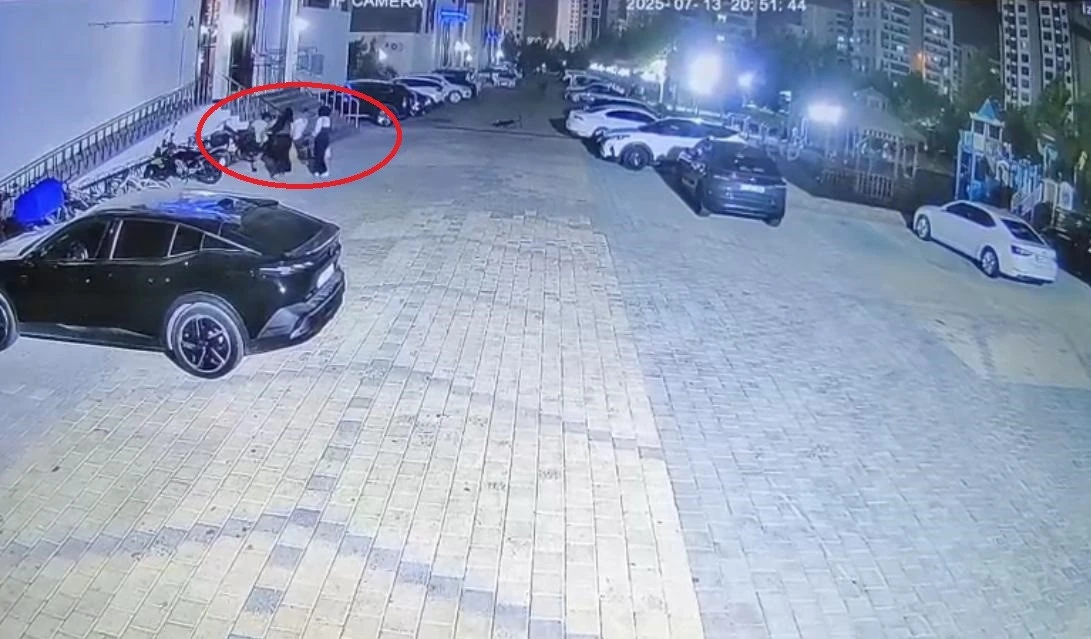 Çocuklar arasındaki kavgaya silahla müdahale eden şahıs güvenlik kamerasına yansıdı
