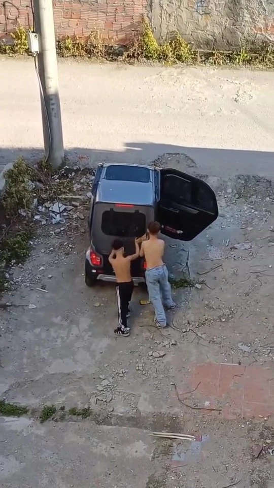 Çocuklar babalarının elektrikli aracını kaçırdı, şarj bitince yolda kaldılar
