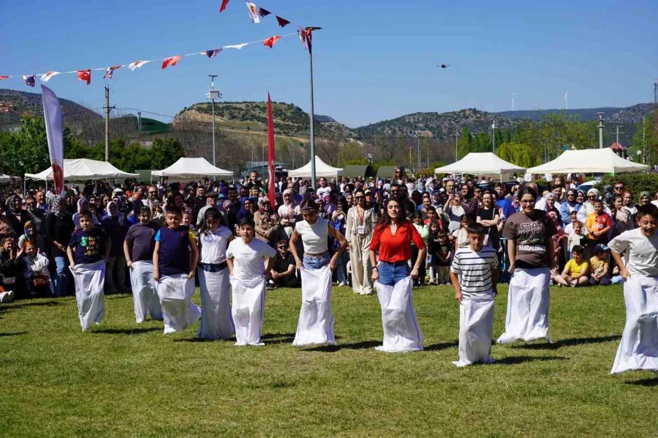 Çocuklar çuvalla koşma, yumurta taşıma ve halat çekme yarışmalarında kıyasıya yarıştı
