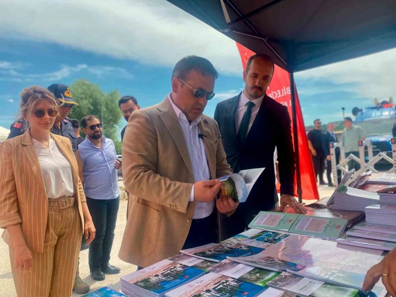 &Ccedil;ocuklar gezici k&uuml;t&uuml;phanede kitap okudu
