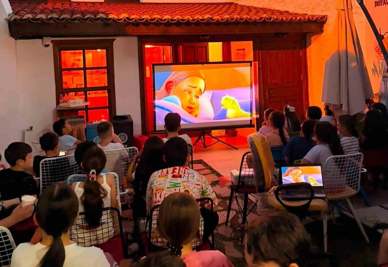 &Ccedil;ocuklar karne sevincini sinema etkinliğiyle kutladı
